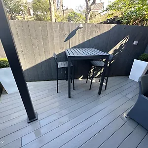 Sugar Reef: Modern Garden House With Ev Charging Near Holiday home
